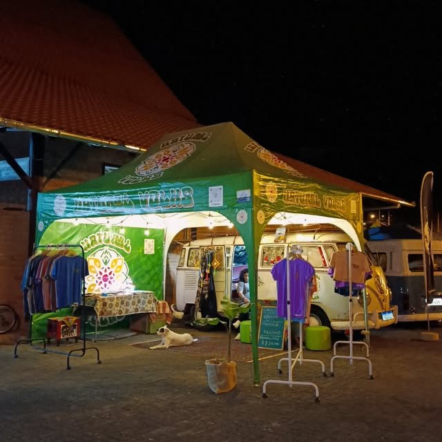 Estande iluminado da Natural Volks à noite