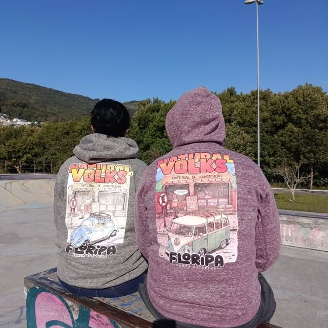 Duas pessoas usando moletons Natural Volks